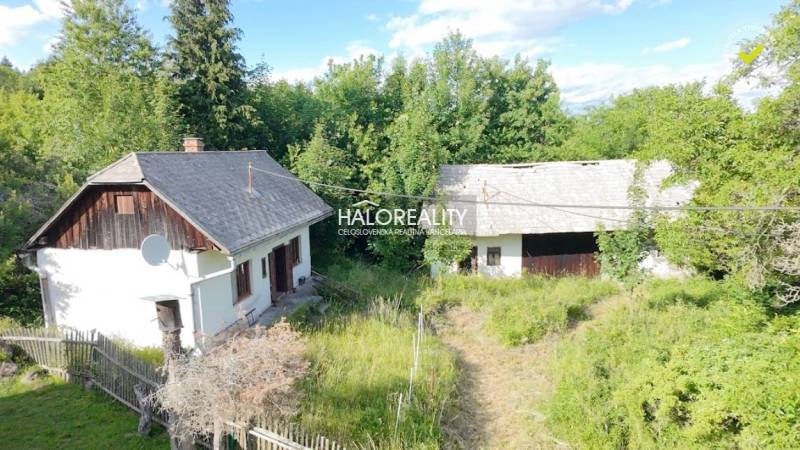 Predaj, chalupa Stará Huta, polosamota - EXKLUZÍVNE ... - Chata v Starej Hute obklopená zeleňou, drevený plot, priestranný dvor, prírodné prostredie.
