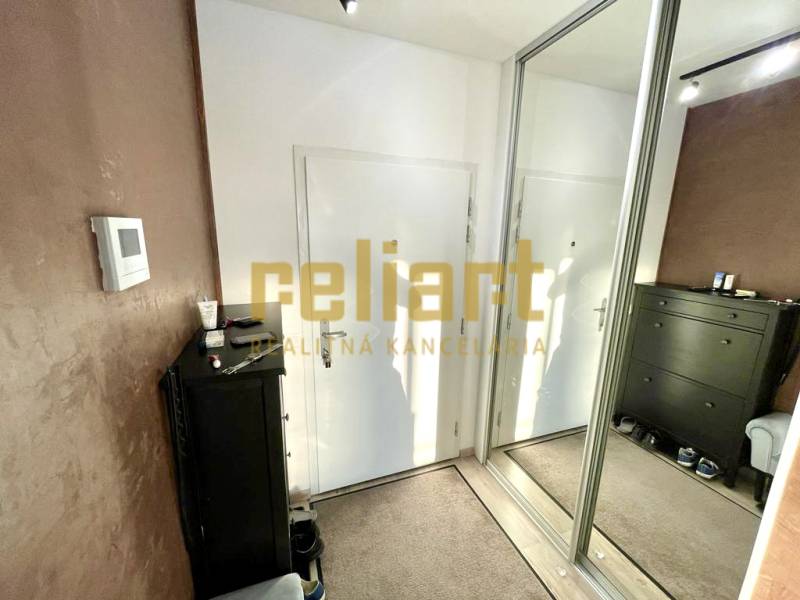 Tehelné pole: Na predaj nový, FULL KEY READY 3i byt / eng. text inside - Vstupná predsieň s botníkmi a zrkadlom v 3-izbovom byte.