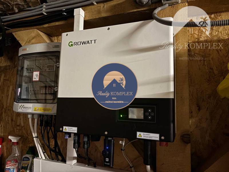 Vám exkluzívne ponúka na predaj kvalitne zrekon - Inštalácia fotovoltaického invertora Growatt v rodinnom dome.