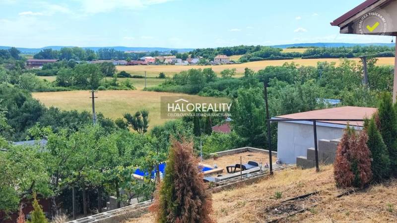 Predaj, záhradná chata Lučenec, Havašova samota - EX... - Záhrady v Lučenci s výhľadom na pole a rozptýlené budovy v pozadí.
