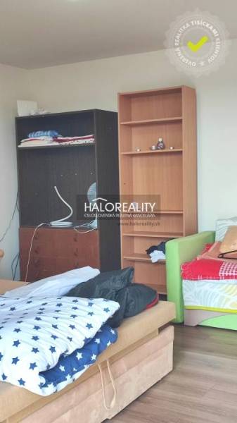 Predaj, záhradná chata Lučenec, Havašova samota - EX... - Interiér izby so sedačkou, knižnicami a posteľou v priestore Záhrad.