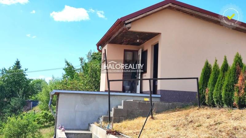 Predaj, záhradná chata Lučenec, Havašova samota - EX... - Domek so záhradou v Lučenci, obklopený zeleňou a modrou oblohou.