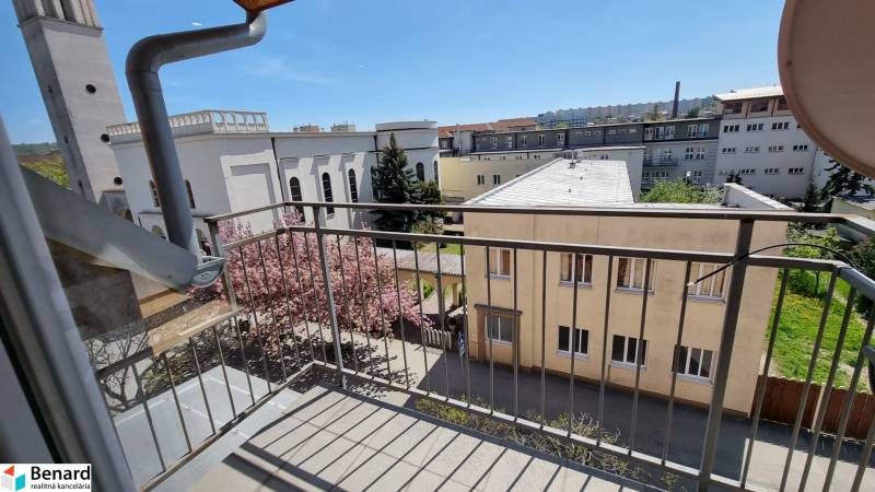 Na prenájom  4 - izb. mezonet v blízkosti centra - Výhľad z balkóna na ulici Milosrdenstva, Košice - mestská časť Juh, ukazuje strechy a stromy.