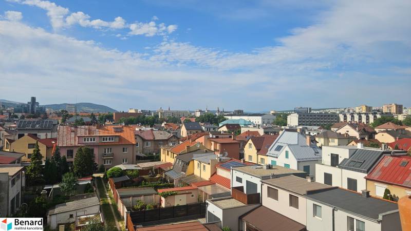 Na prenájom  4 - izb. mezonet v blízkosti centra - Pohľad na strechy domov v Košiciach - mestská časť Juh na ulici Milosrdenstva.