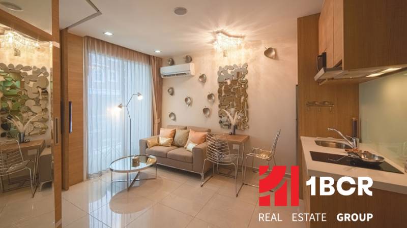 1 IZBOVÝ APARTMÁN A (1 SPÁLŇA + 1 OBÝV. IZBA) CITY GARDEN OLYMPUS  - Svetlý 2-izbový byt s otvorenou obývačkou a zrkadlovou stenou.