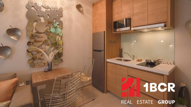 1 IZBOVÝ APARTMÁN A (1 SPÁLŇA + 1 OBÝV. IZBA) CITY GARDEN OLYMPUS  - Kuchyňa v 2-izbovom byte so zrkadlom a šedými stoličkami.