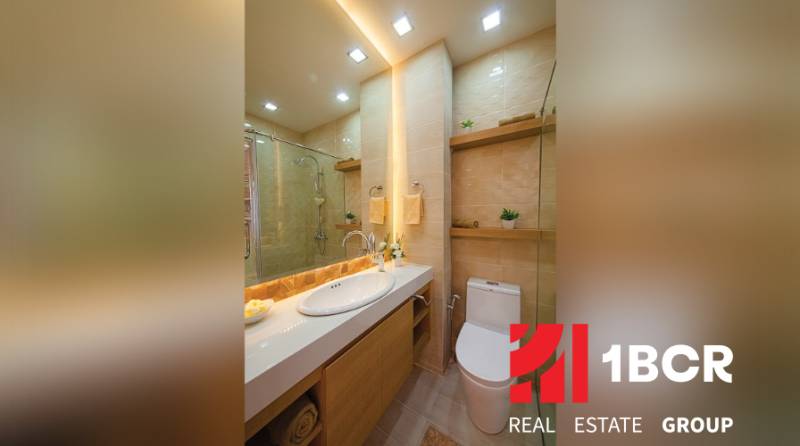 1 IZBOVÝ APARTMÁN A (1 SPÁLŇA + 1 OBÝV. IZBA) CITY GARDEN OLYMPUS  - Kúpeľňa v 2-izbovom byte s vaňou, umývadlom a toaletou, drevené a keramické detaily.