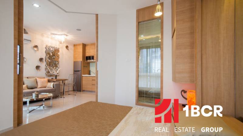 1 IZBOVÝ APARTMÁN A (1 SPÁLŇA + 1 OBÝV. IZBA) CITY GARDEN OLYMPUS  - Interiér 2-izbového bytu s pohľadom na obývaciu časť a kuchyňu.