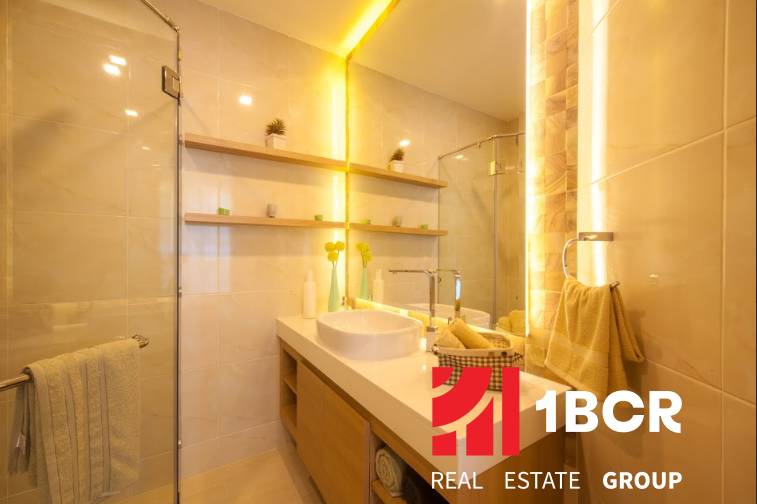 2 IZBOVÝ APARTMÁN A (2 SPÁLNE + 1 OBÝV. IZBA) CITY GARDEN OLYMPUS  - Luxusná kúpeľňa v 3-izbovom byte, s modernými doplnkami a štýlovým osvetlením.