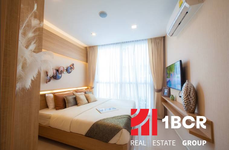 2 IZBOVÝ APARTMÁN A (2 SPÁLNE + 1 OBÝV. IZBA) CITY GARDEN OLYMPUS  - Svetlá spálňa s veľkým oknom a dvojposteľou v 3-izbovom byte.