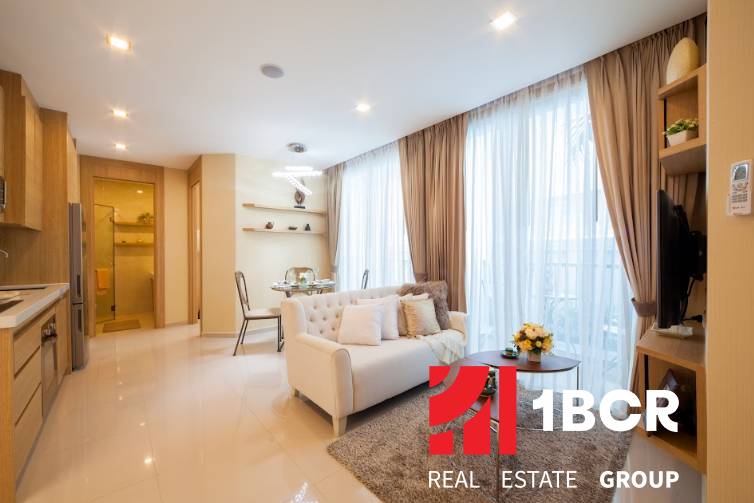 2 IZBOVÝ APARTMÁN A (2 SPÁLNE + 1 OBÝV. IZBA) CITY GARDEN OLYMPUS  - Obývačka v 3-izbovom byte s kuchyňou a jedálenským kútom, útulný interiér.
