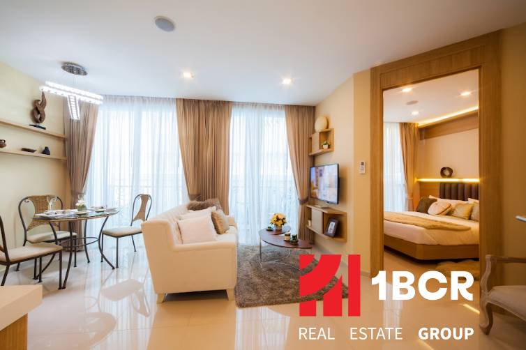 2 IZBOVÝ APARTMÁN A (2 SPÁLNE + 1 OBÝV. IZBA) CITY GARDEN OLYMPUS  - Obývacia izba s jedálenským kútom a vchodom do spálne v 3-izbovom byte.