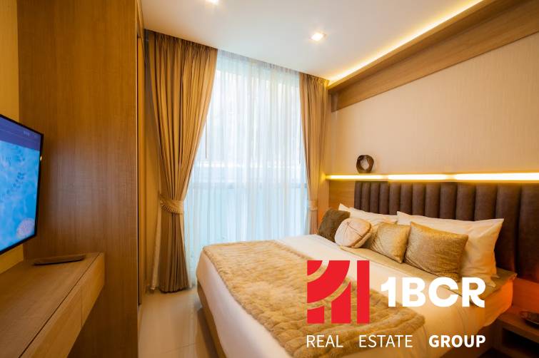 2 IZBOVÝ APARTMÁN A (2 SPÁLNE + 1 OBÝV. IZBA) CITY GARDEN OLYMPUS  - Spálňa s posteľou a televízorom v 3-izbovom byte, interiér s neutrálnymi farbami.