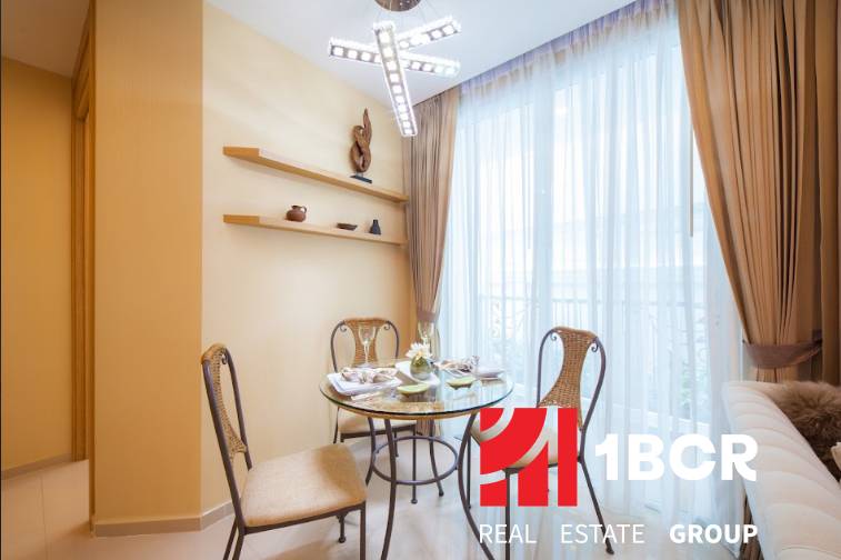 2 IZBOVÝ APARTMÁN A (2 SPÁLNE + 1 OBÝV. IZBA) CITY GARDEN OLYMPUS  - Jedálenský kút so stolom a stoličkami v 3-izbovom byte, osvetlený lustrom.