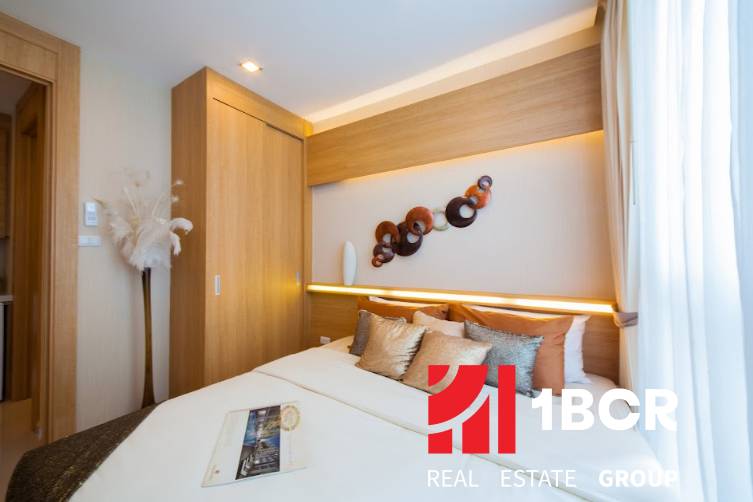 2 IZBOVÝ APARTMÁN A (2 SPÁLNE + 1 OBÝV. IZBA) CITY GARDEN OLYMPUS  - Spálňa v 3-izbovom byte so vstavanou skriňou a dekoratívnymi prvkami na stene.