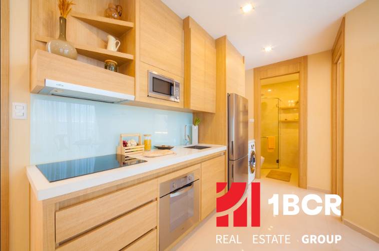 2 IZBOVÝ APARTMÁN A (2 SPÁLNE + 1 OBÝV. IZBA) CITY GARDEN OLYMPUS  - Kuchyňa v 3-izbovom byte s drevenými skriňami a spotrebičmi.