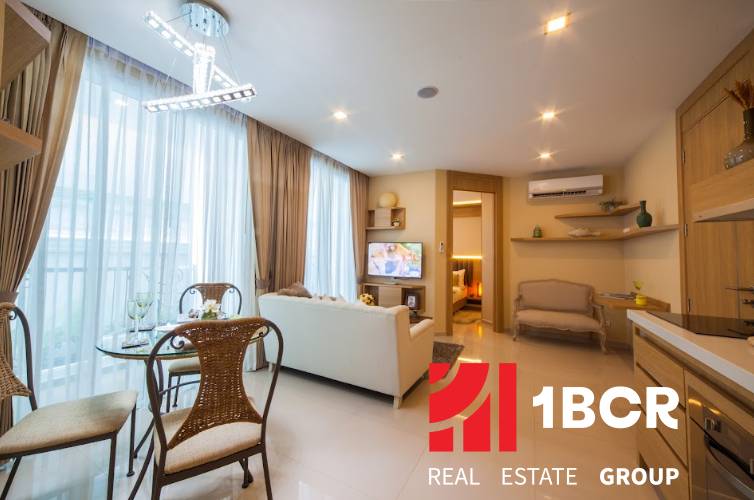 2 IZBOVÝ APARTMÁN A (2 SPÁLNE + 1 OBÝV. IZBA) CITY GARDEN OLYMPUS  - Obývacia izba v 3-izbovom byte s elegantným nábytkom a jedálenským kútom.