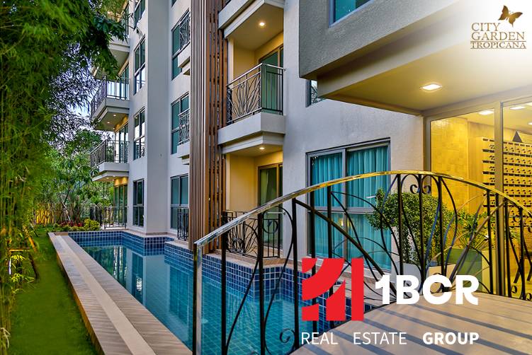 CITY GARDEN TROPICANA PATTAYA - Bazén a fasáda bytovej výstavby v Pattaye obklopené zeleňou.