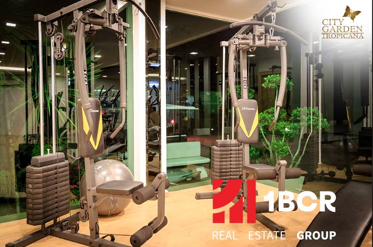 CITY GARDEN TROPICANA PATTAYA - Fitness vybavenie vo výstavbe bytov, zelené prvky, osvetlenie a zrkadlové steny.
