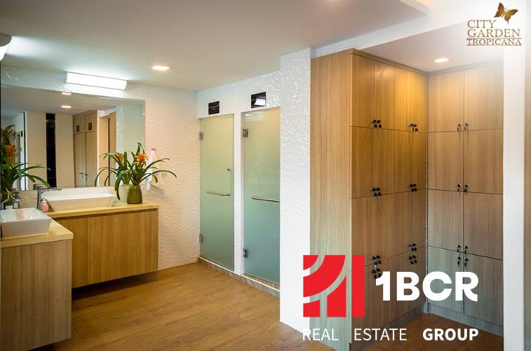 CITY GARDEN TROPICANA PATTAYA - Kúpeľňa s dreveným nábytkom a umývadlom v rámci výstavby bytov.