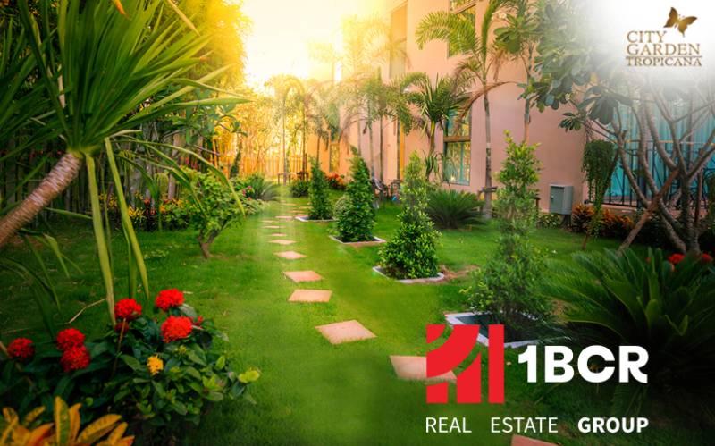 CITY GARDEN TROPICANA PATTAYA - Pohľad na záhradu pri výstavbe bytov v Pattaye s okrasnými rastlinami.