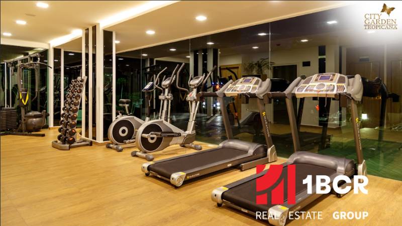 CITY GARDEN TROPICANA PATTAYA - Gym s vybavením vo Výstavbe bytov, bežecké pásy a stacionárne bicykle.
