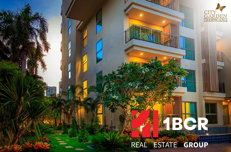 CITY GARDEN TROPICANA PATTAYA - Výstavba bytov v Pattayi s tropickou záhradou a presvetlenými balkónmi v podvečernom svetle.