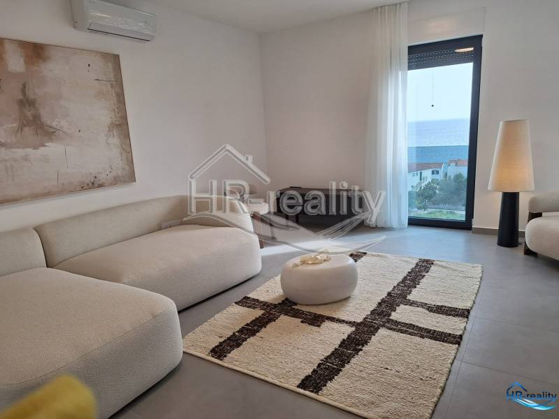 Rogoznica, Zečevo - Rekreačný apartmán s pohodlným sedením, veľkým oknom a výhľadom na more.