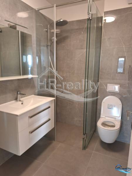 Rogoznica, Zečevo - Kúpeľňa v rekreačnom apartmáne s modernou sprchou a zrkadlom.