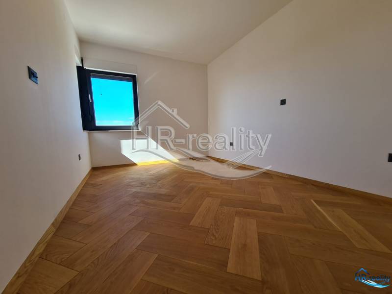 Rogoznica, Zečevo - Priestor s drevenou podlahou a veľkým oknom v rekreačnom apartmáne.