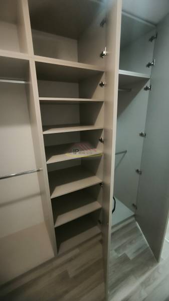 Predaj kompletne prerobenej garzónky na ul. J.Jonáša - Vstavaná skriňa so zásuvkami a poličkami v garsónke, podlaha z dreva.