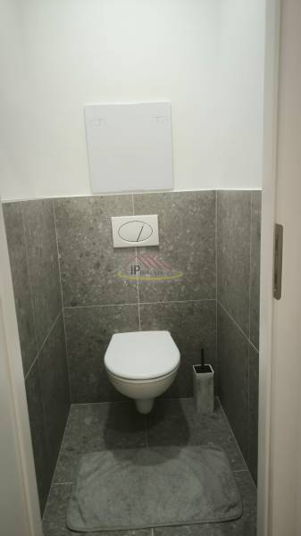 Predaj kompletne prerobenej garzónky na ul. J.Jonáša - Toaleta s dlažbou a závesným WC v garsónke.