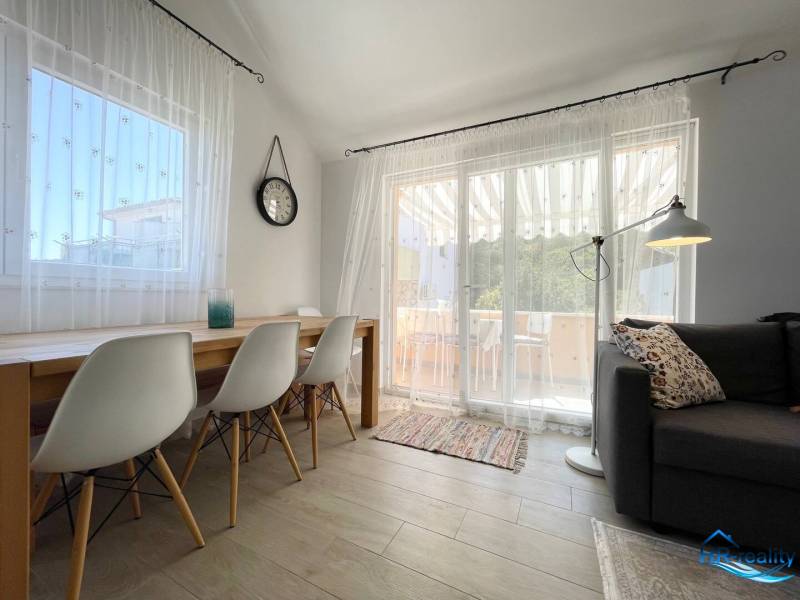 Šolta - nádherný zariadený apartmán s výhľadom na more - Rekreačný apartmán ponúka svetlý obývací priestor s jedálenským stolom a pohodlným gaučom.