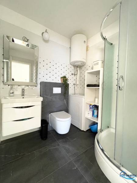 Šolta - nádherný zariadený apartmán s výhľadom na more - Kúpeľňa v rekreačnom apartmáne s WC, sprchou, umývadlom a bojlerom.
