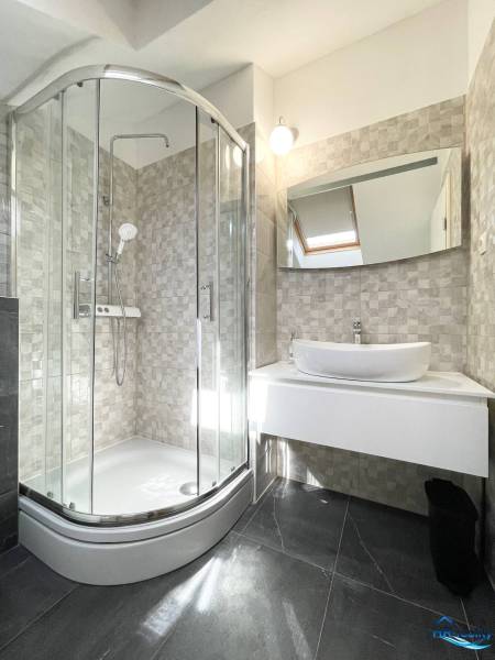 Šolta - nádherný zariadený apartmán s výhľadom na more - Kúpeľňa v rekreačnom apartmáne s moderným sprchovacím kútom a umývadlom.