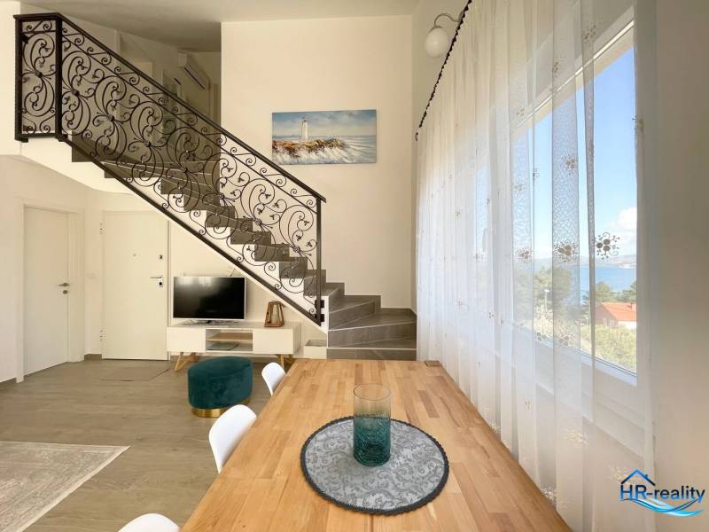 Šolta - nádherný zariadený apartmán s výhľadom na more - Rekreačný apartmán s kovaným schodiskom a jedálenským stolom, pohľad na more.