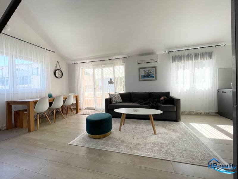 Šolta - nádherný zariadený apartmán s výhľadom na more - Priestranný obývací priestor rekreačného apartmánu s pohodlným sedením a jedálenským stolom.
