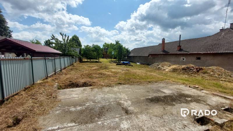 Predaj stavebného pozemku 2022 m2 - Chocholná - Velčice - Pozemok v Chocholnej-Velčiciach na bývanie s trávnatou plochou a vedľajšími stavbami.