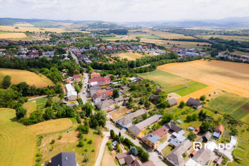 Predaj stavebného pozemku 2022 m2 - Chocholná - Velčice - Letecký pohľad na obec Chocholná-Velčice, obklopená poľami a pozemkami na bývanie.