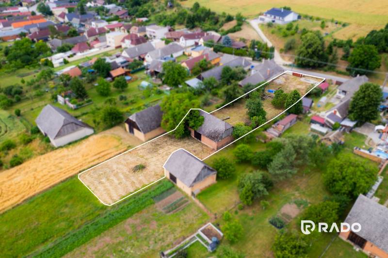 Predaj stavebného pozemku 2022 m2 - Chocholná - Velčice - Pozemky - bývanie v Chocholnej-Velčiciach s jasne vyznačenými hranicami a stavbami.