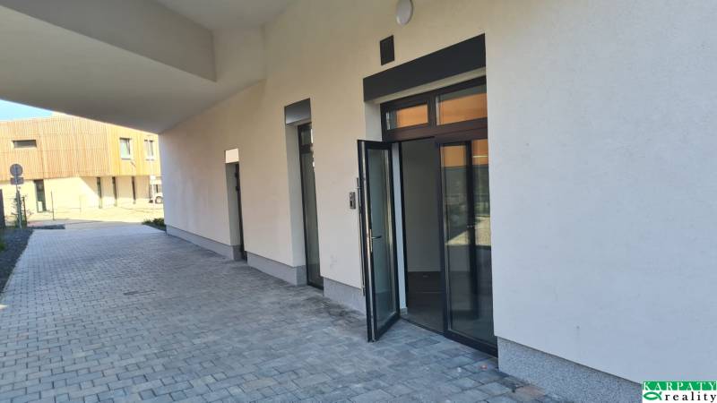 Predaj 1,5 izbový byt v Bratislava- Jarovce - Budova a otvorené dvere na Perlovej ulici v Bratislave - Jarovciach.