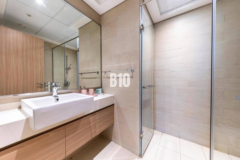 Predaj 3-izbového bytu, Bratislava I - Kúpeľňa so sprchovacím kútom a zrkadlom v 3-izbovom byte.