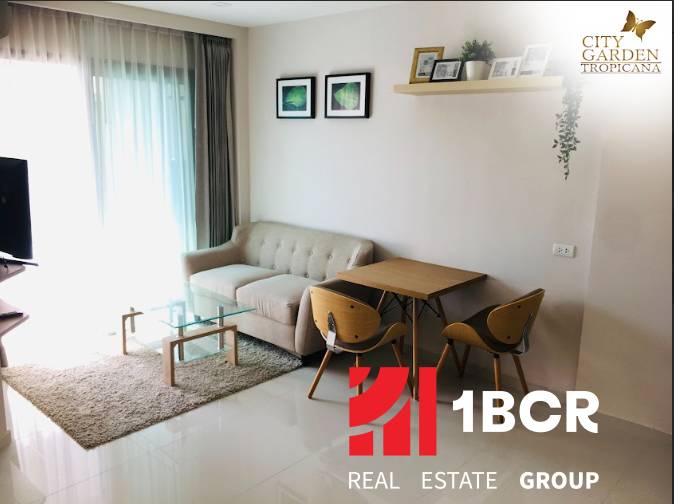 1 IZBOVÝ APARTMÁN (1 SPÁLŇA + 1 OBÝV. IZBA) CITY GARDEN TROPICANA  - Obývacia izba v 2-izbovom byte s pohovkou, stolíkom a jedálenským kútom.
