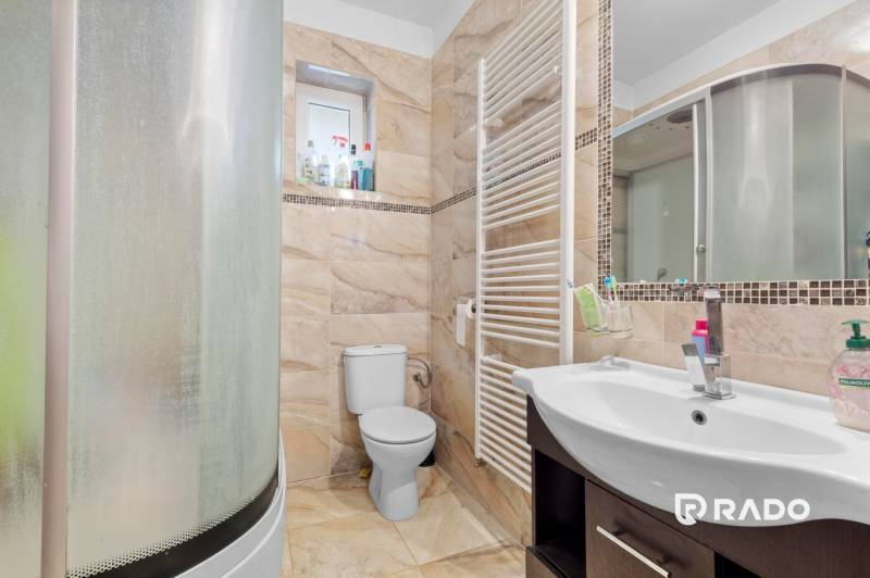 3 nehnuteľnosti na pozemku 4700m2 | Hamuliakovo  - Kúpeľňa v rodinnom dome s umývadlom, zrkadlom, WC a sprchovým kútom.