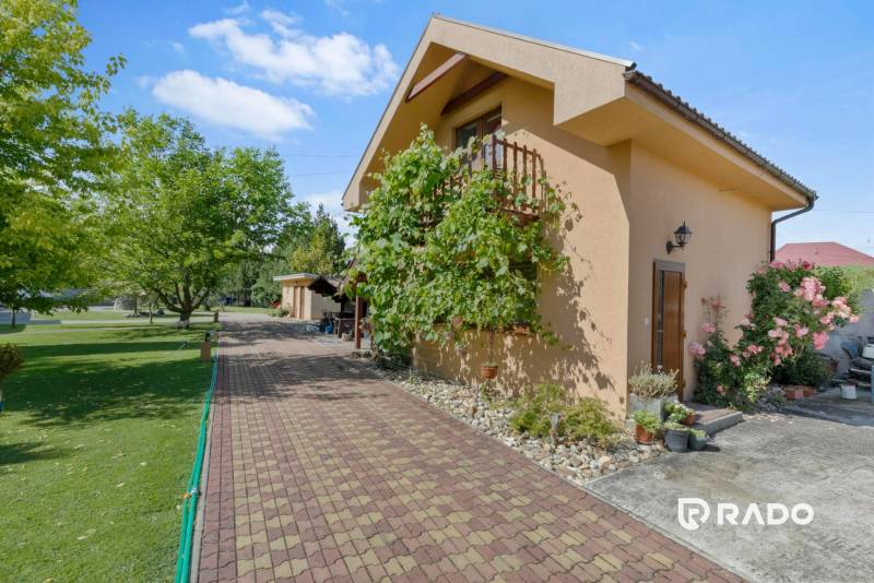 3 nehnuteľnosti na pozemku 4700m2 | Hamuliakovo  - Rodinný dom na Kostolnej ulici v Hamuliakove, obklopený zeleňou a záhradou.