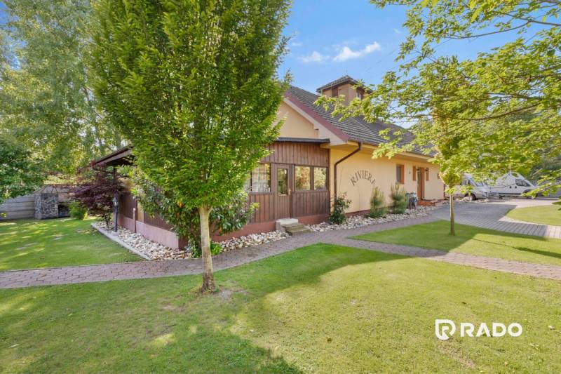 3 nehnuteľnosti na pozemku 4700m2 | Hamuliakovo  - Rodinný dom na Kostolnej ulici v Hamuliakove s udržiavanou záhradou a príjazdovou cestou.