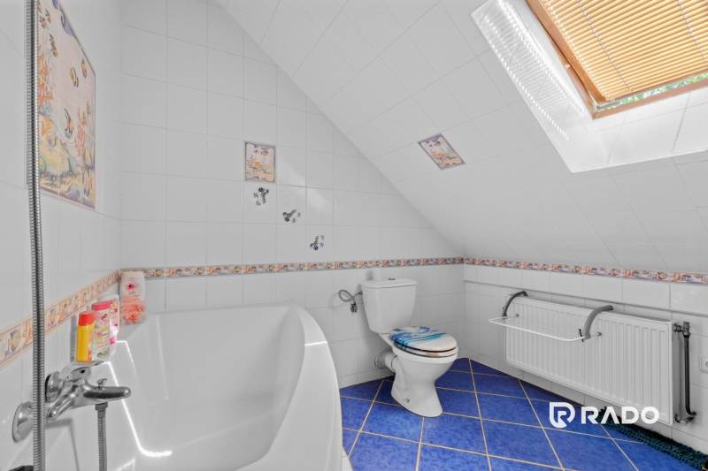 3 nehnuteľnosti na pozemku 4700m2 | Hamuliakovo  - Kúpeľňa v rodinnom dome s rohovou vaňou, kachličkami a strešným oknom.
