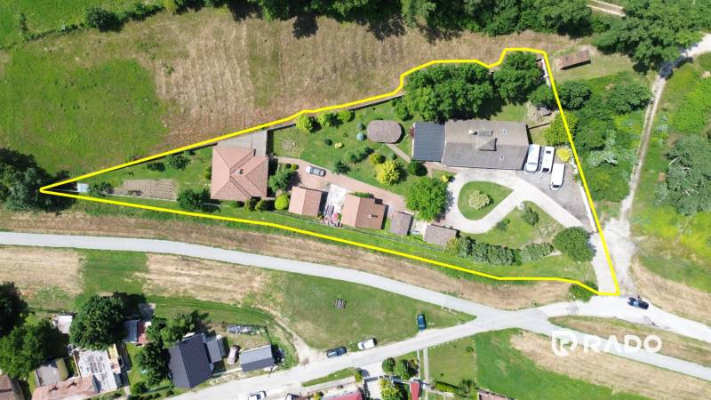 3 nehnuteľnosti na pozemku 4700m2 | Hamuliakovo  - Vzdušný pohľad na rozľahlý rodinný dom s pozemkom na Kostolnej ulici v Hamuliakove.