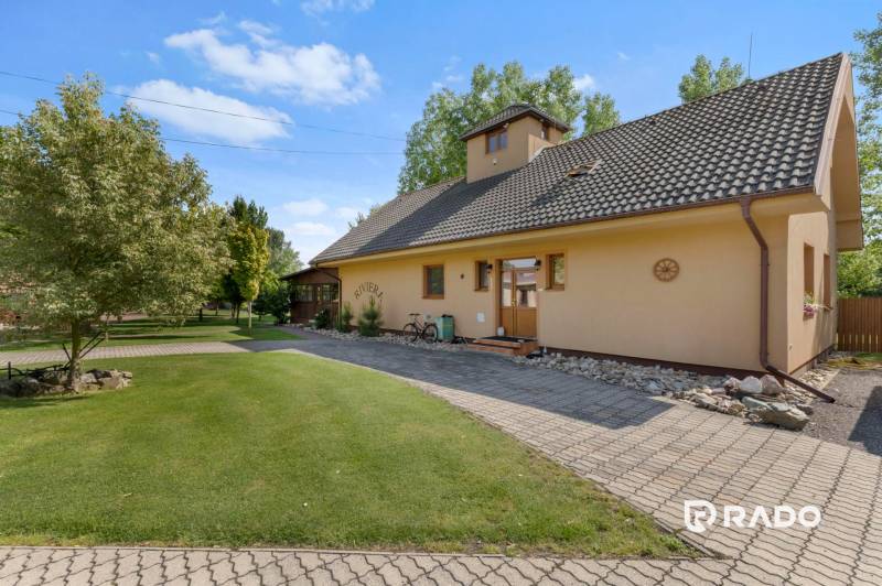 3 nehnuteľnosti na pozemku 4700m2 | Hamuliakovo  - Rodinný dom na Kostolnej ulici v Hamuliakove, pred ním upravený trávnik a chodník.