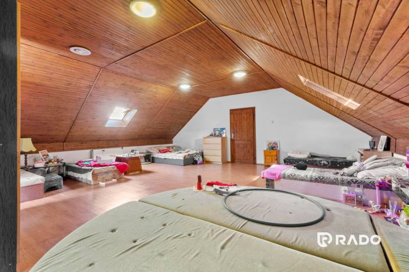 3 nehnuteľnosti na pozemku 4700m2 | Hamuliakovo  - Podkrovná miestnosť v rodinnom dome s dreveným obkladom a strešnými oknami.